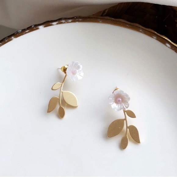 🔥2/$20 Flower Earrings Stud Earrings - Picture 4 of 4